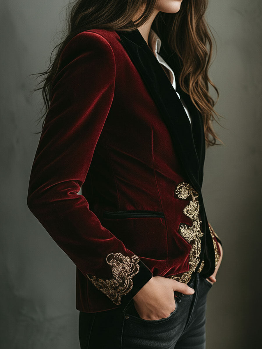 Adeline samta žakete ar elegantu melnu apkakli un zelta izšuvumu