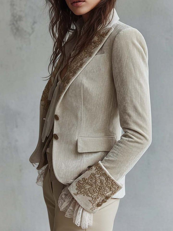 Arielle Velvet Blazer ar Mežģīņu Piedurknēm un Izšūtiem Elementiem