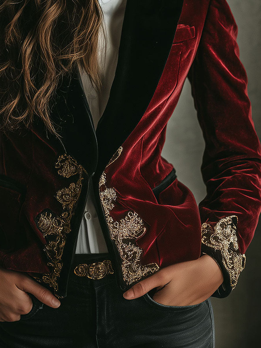 Adeline samta žakete ar elegantu melnu apkakli un zelta izšuvumu