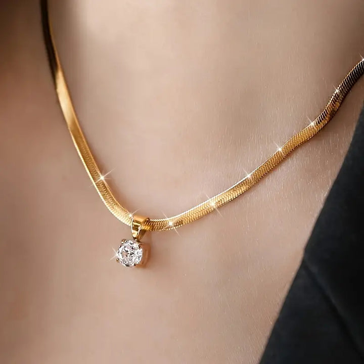 Eleganta kaklarota ar kristālu kulonu zelta krāsā