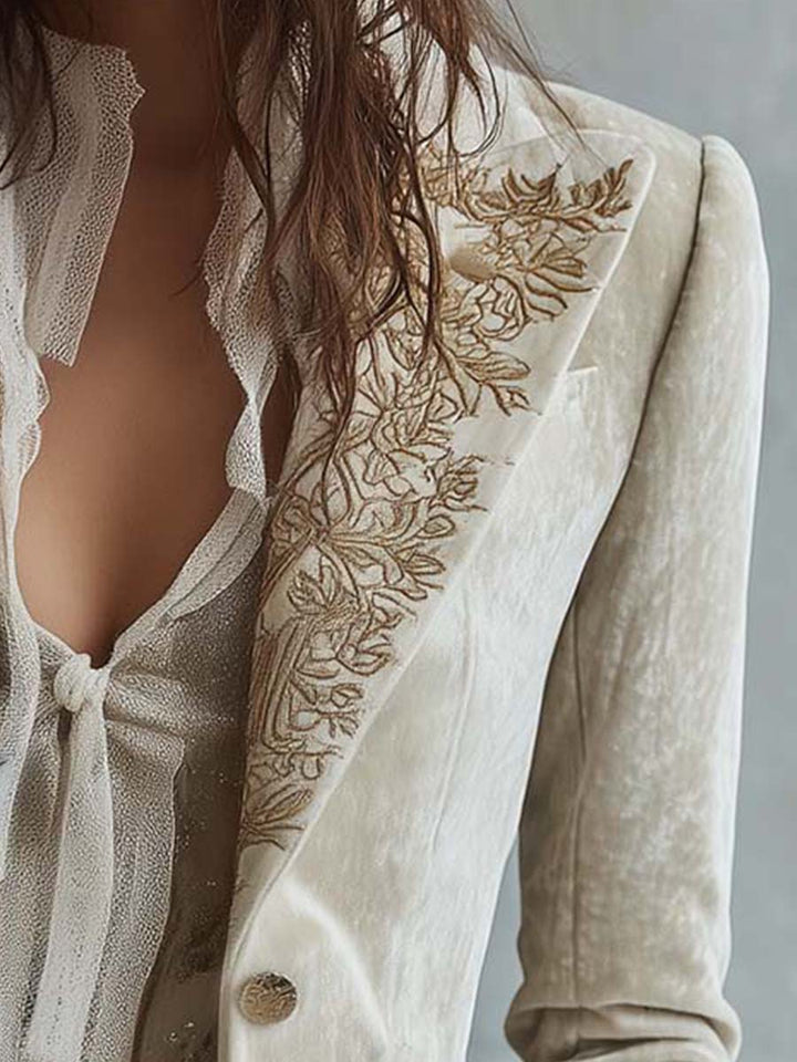 Arielle Velvet Blazer ar Mežģīņu Piedurknēm un Izšūtiem Elementiem
